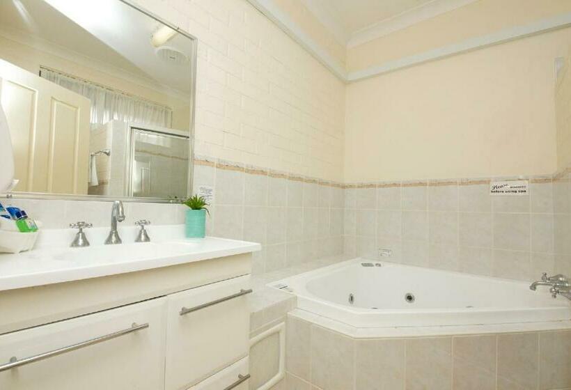 מיטת קינג בסוויטה, Tuncurry Beach Motel