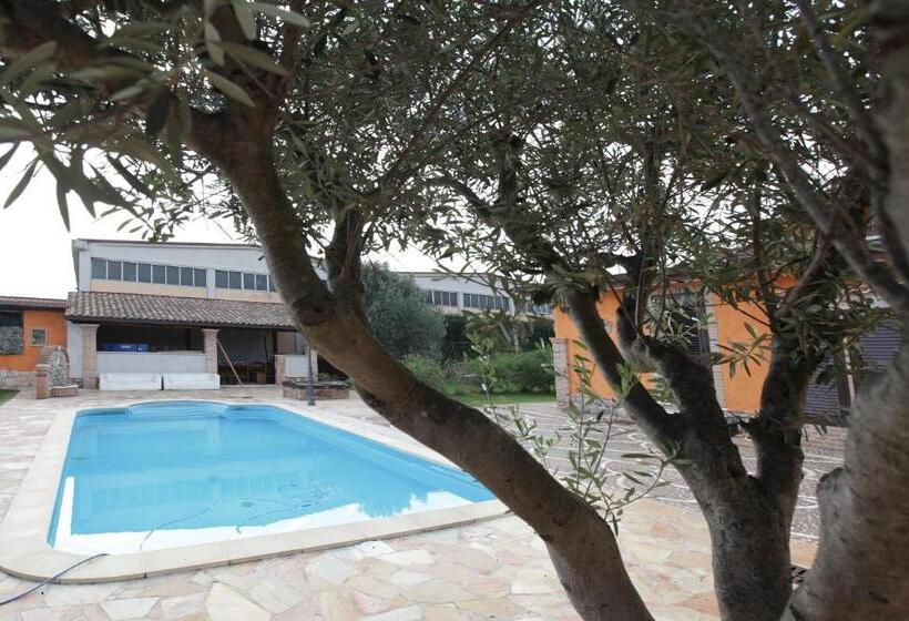 חדר סטנדרט לשלושה, Number60