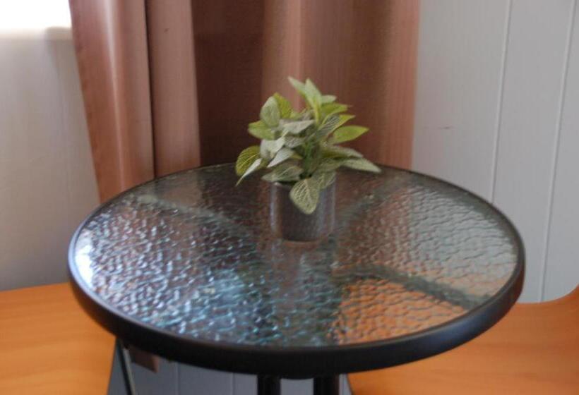 סטודיו דלוקס, Calder Motel