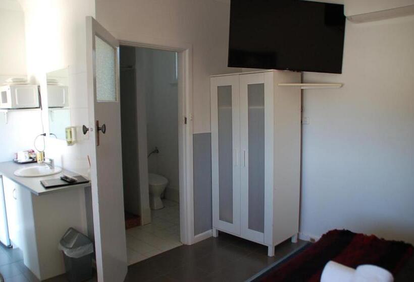 סטודיו דלוקס, Calder Motel