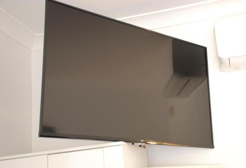 סטודיו דלוקס, Calder Motel