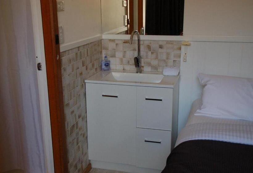 סוויטה דלוקס, Calder Motel