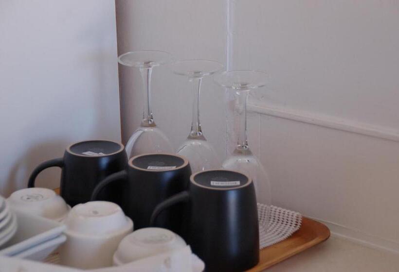 جناح ديلوكس, Calder Motel