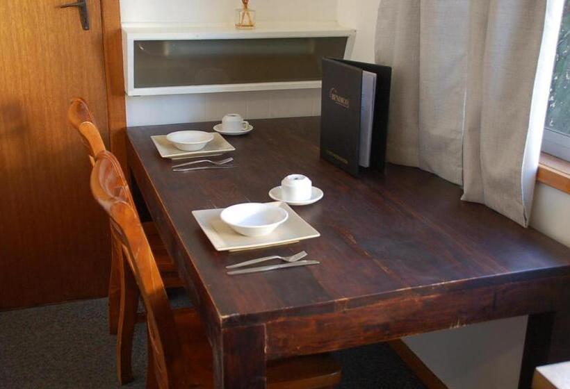 جناح ديلوكس, Calder Motel