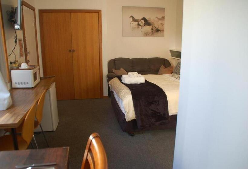 סוויטה דלוקס, Calder Motel