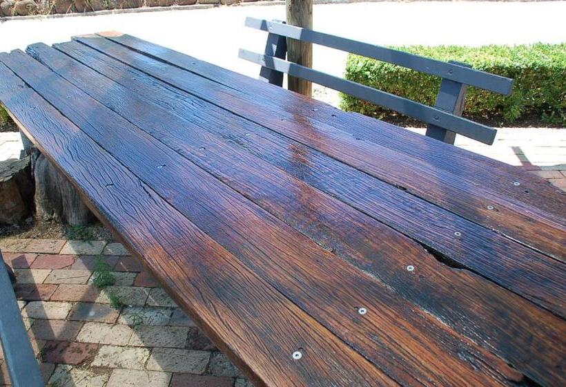 חדר אקזקיוטיב, Calder Motel