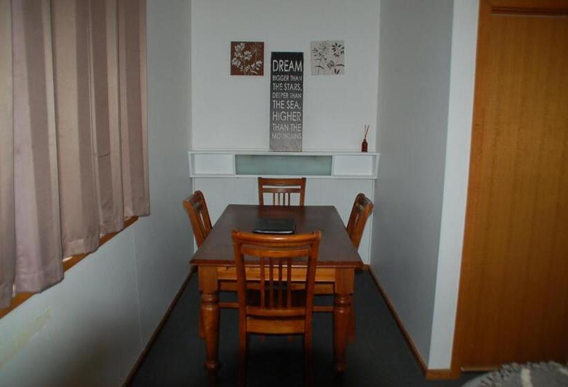 חדר אקזקיוטיב, Calder Motel