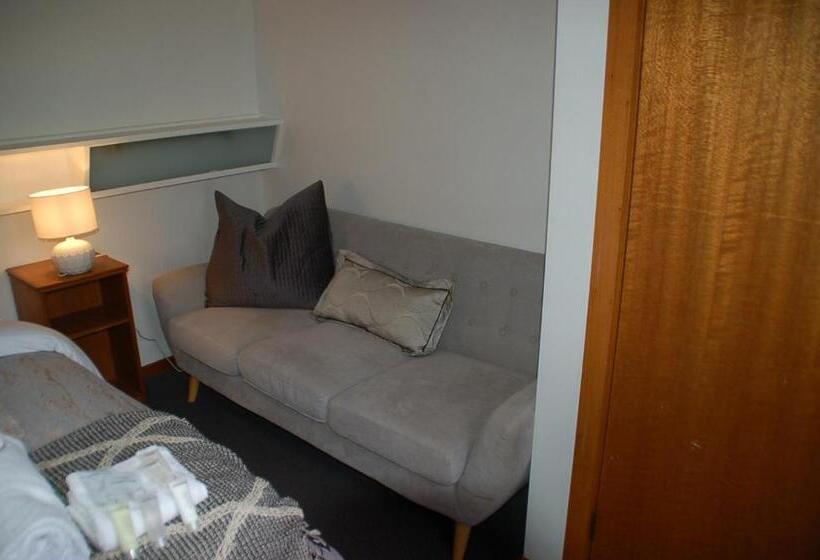 חדר אקזקיוטיב, Calder Motel