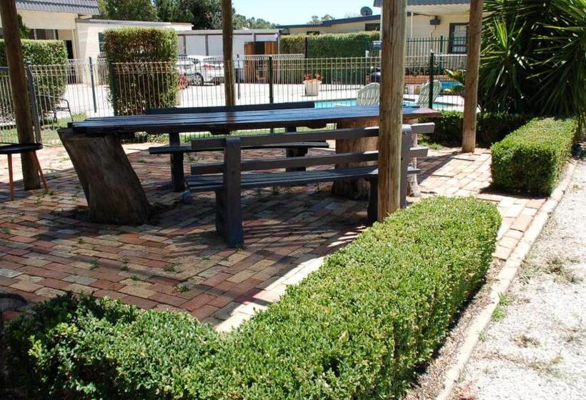 סטודיו דלוקס, Calder Motel