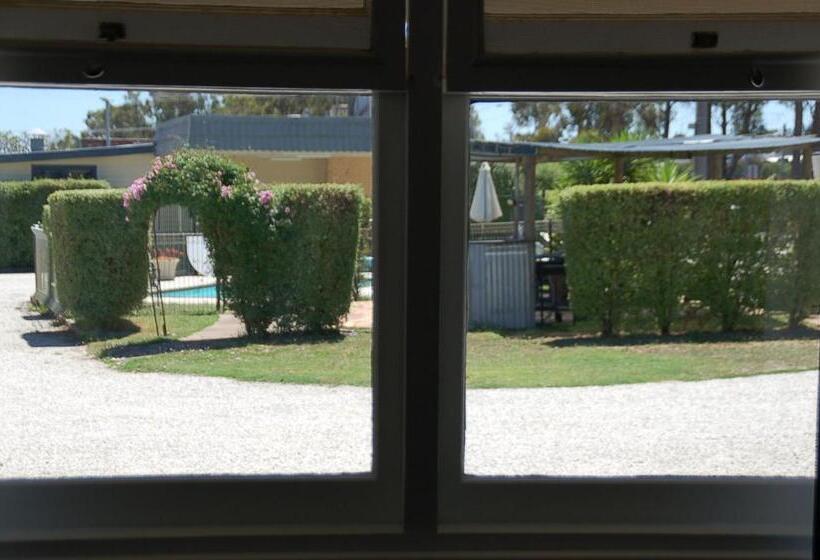 סטודיו דלוקס, Calder Motel