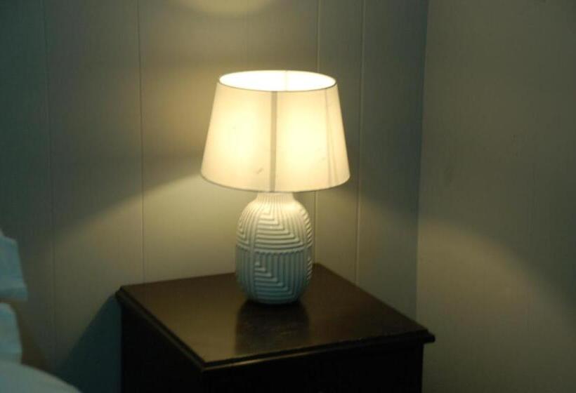 סוויטה דלוקס, Calder Motel