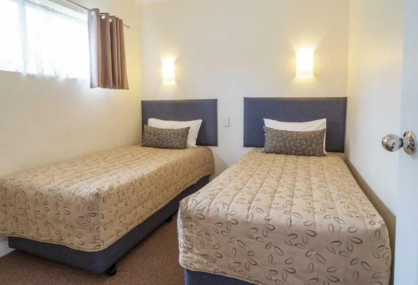 Superior-perhehuone, Castle Motel