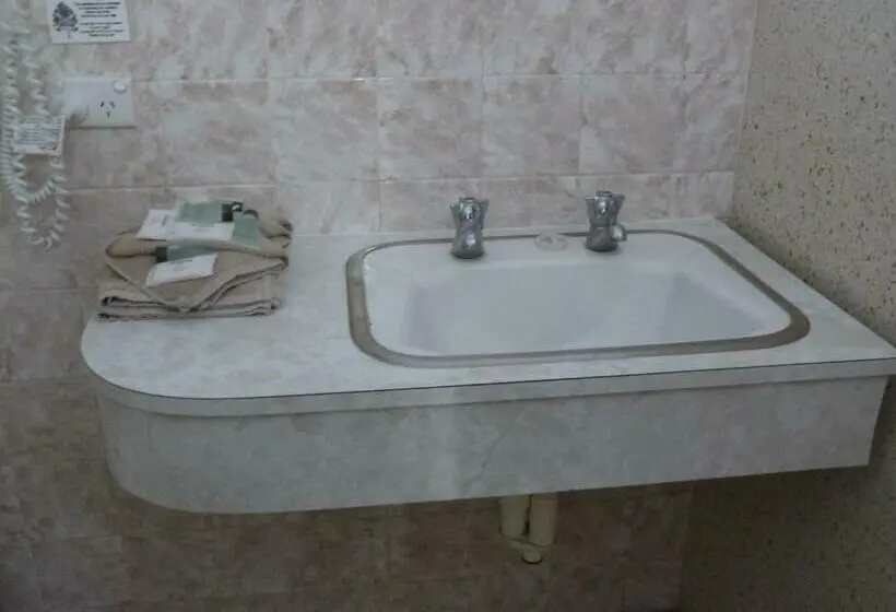 Perhehuone, Grand Central Motel