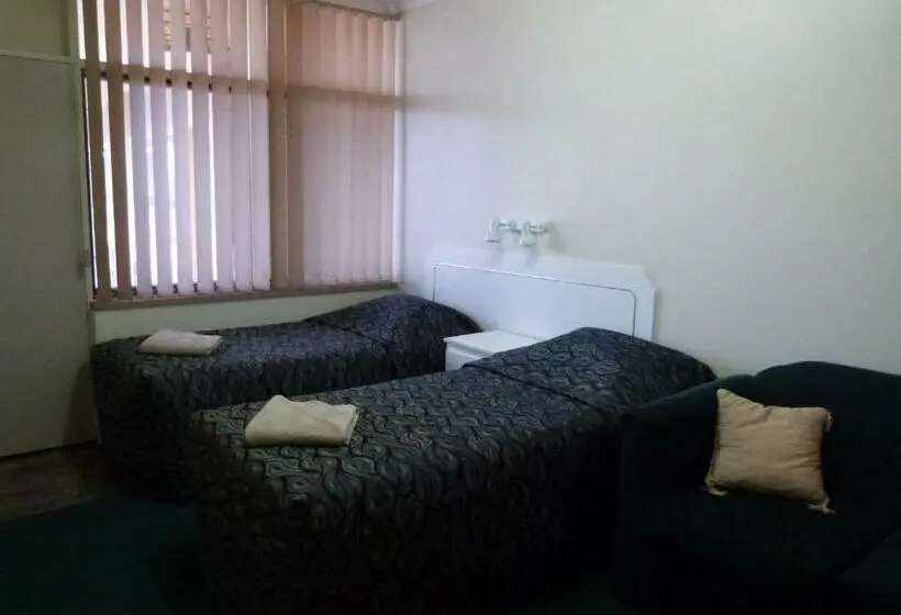 Perhehuone, Grand Central Motel