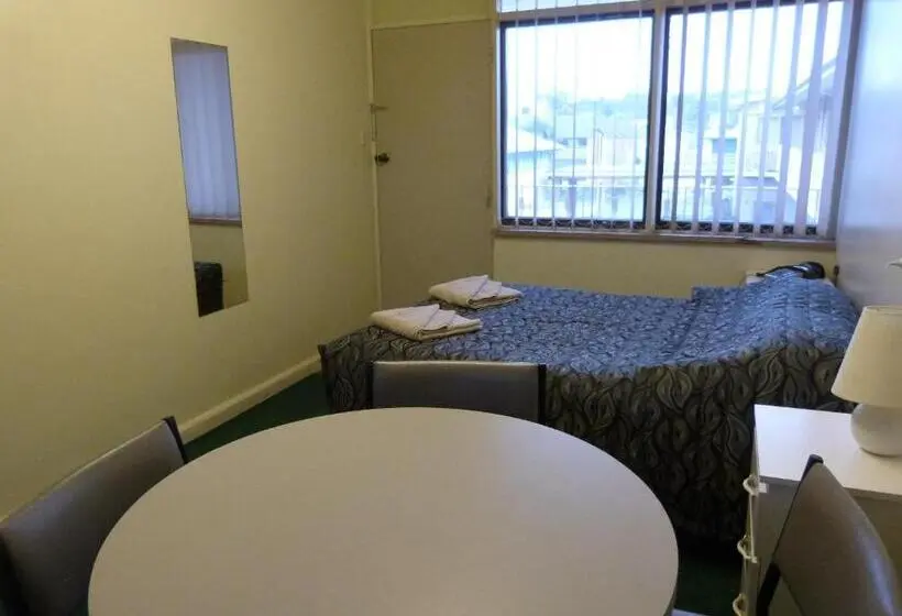 Perhehuone, Grand Central Motel