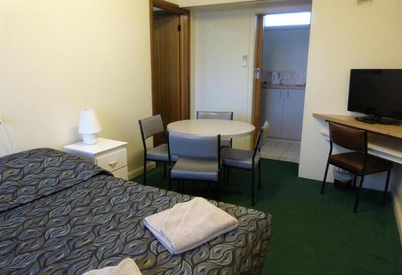 패밀리 룸, Grand Central Motel