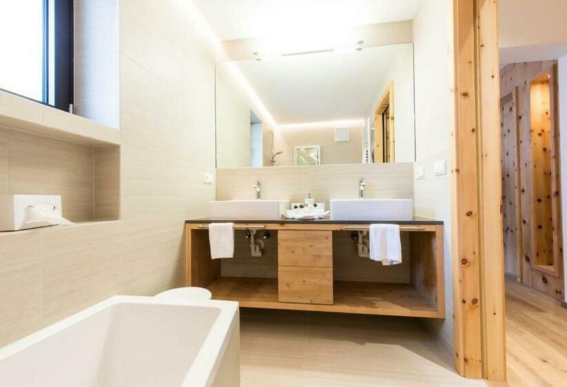 غرفة قياسية ثلاثية مزودة بشرفة, Eden