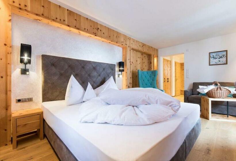 غرفة قياسية ثلاثية مزودة بشرفة, Eden