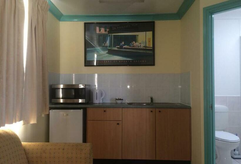 패밀리 룸, John Oxley Motel