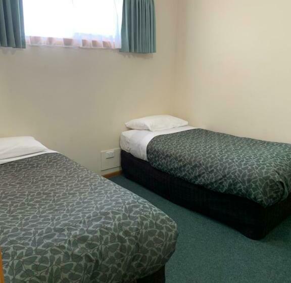 חדר משפחתי, Arthur Phillip Motor Inn