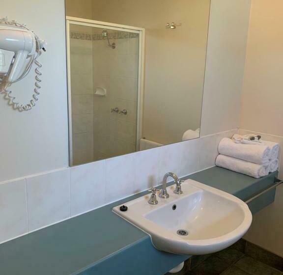 חדר משפחתי, Arthur Phillip Motor Inn