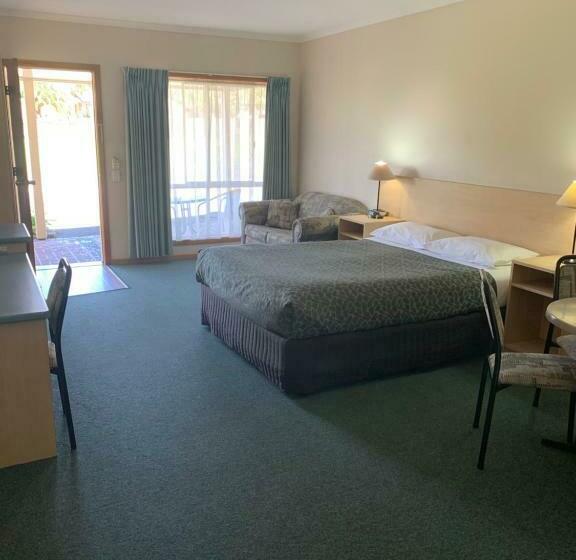 חדר משפחתי, Arthur Phillip Motor Inn