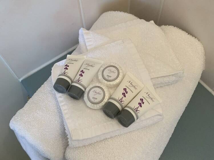 חדר משפחתי, Arthur Phillip Motor Inn