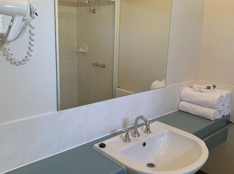 חדר משפחתי, Arthur Phillip Motor Inn