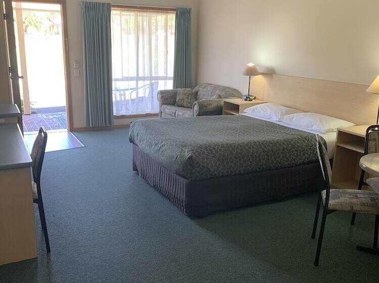 חדר משפחתי, Arthur Phillip Motor Inn