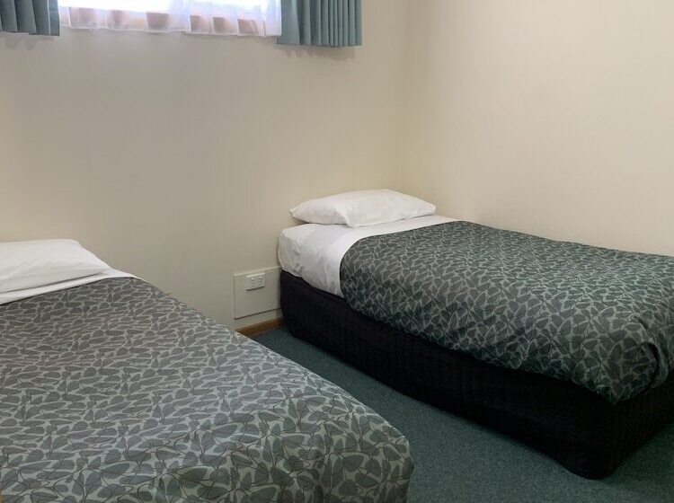 חדר משפחתי, Arthur Phillip Motor Inn