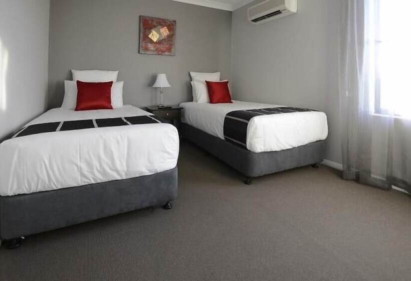 סוויטה משפחתית 2 חדרי שינה, Astro Dish Motor Inn