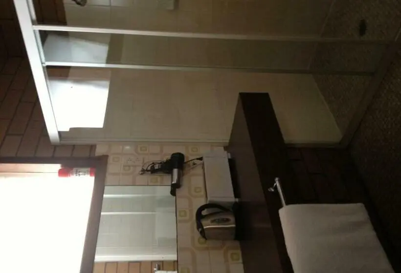Perhehuone, Rippleside Park Motor Inn