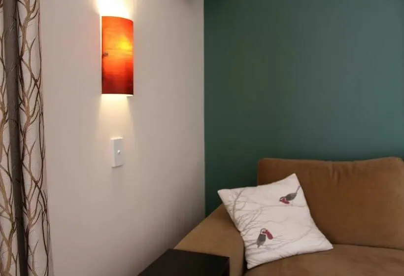デラックススイート, Whale Motor Inn And Restaurant