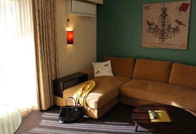 デラックススイート, Whale Motor Inn And Restaurant
