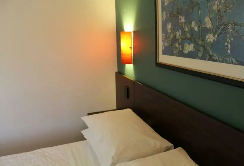 デラックススイート, Whale Motor Inn And Restaurant