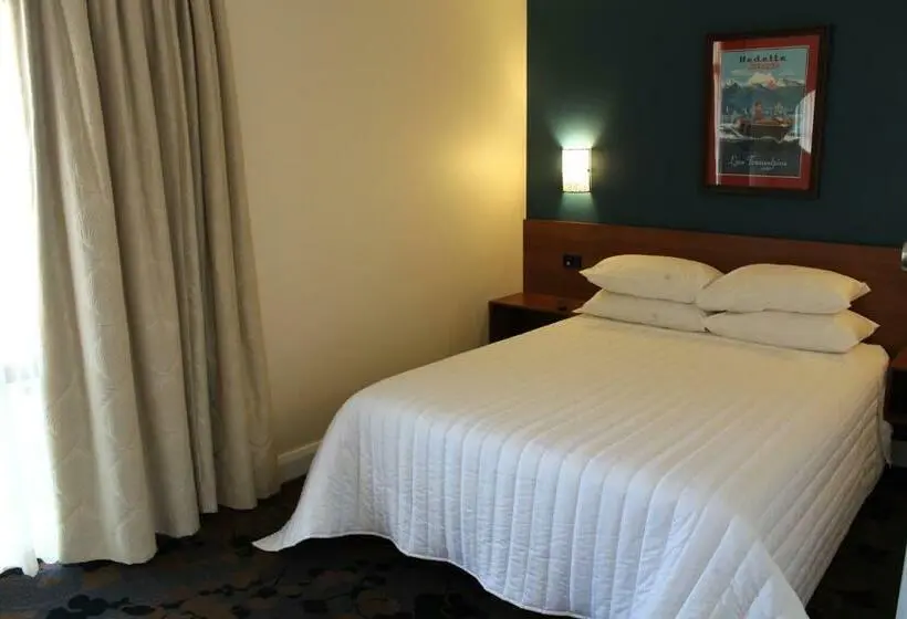 デラックススイート, Whale Motor Inn And Restaurant