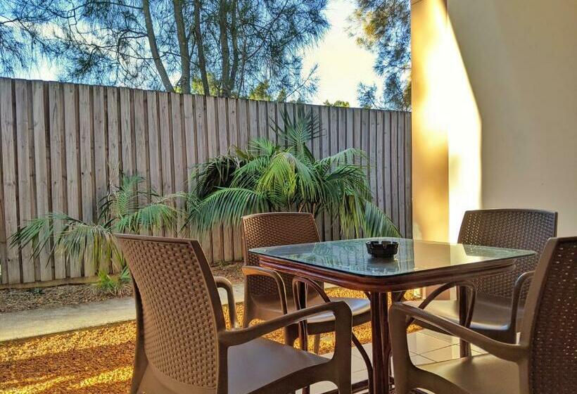 חדר סטנדרט לשלושה, Novena Palms Motel