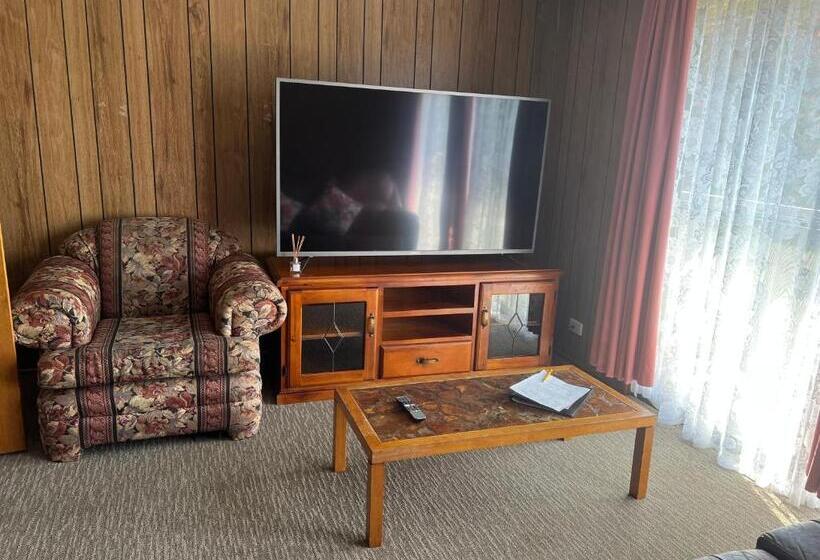 오두막, Woodmans Hill Motel