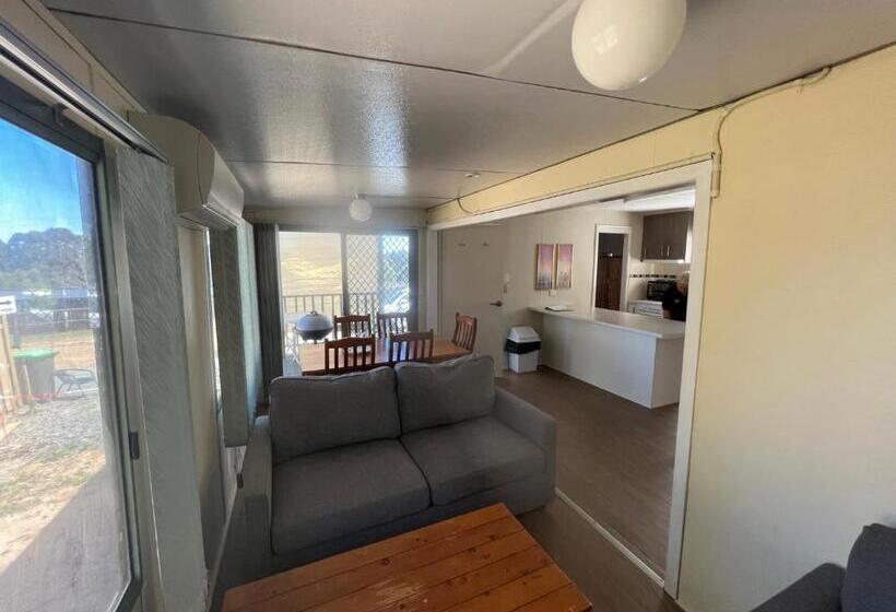 오두막, Woodmans Hill Motel