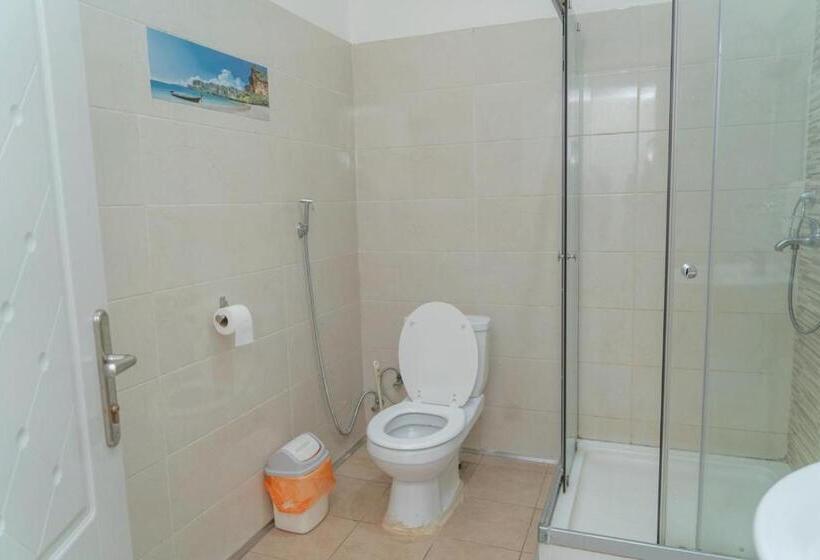 اتاق لوکس, Azur Conakry