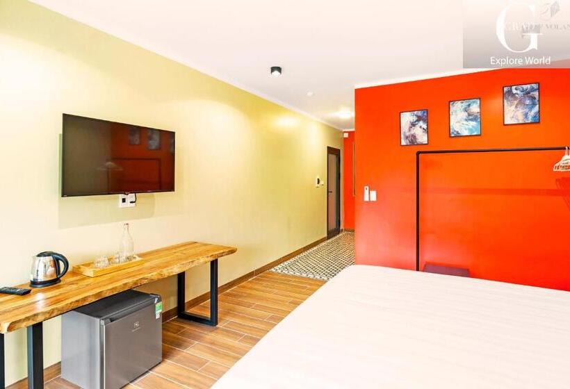 اتاق استاندارد با چشم‌انداز دریاچه, Cerf Volant Soc Son Resort