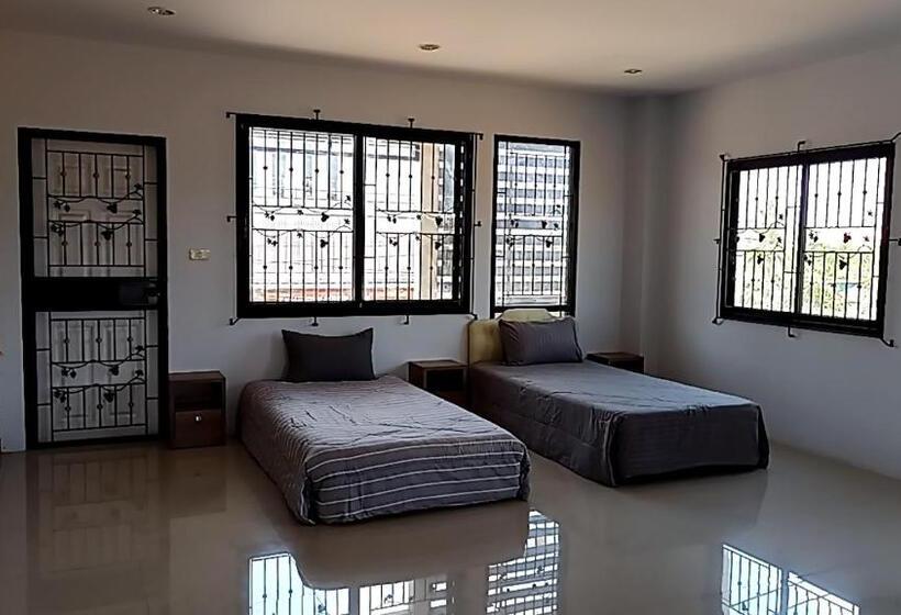 تختخواب در اتاق مشترک, U Zone Hostel & Cafe