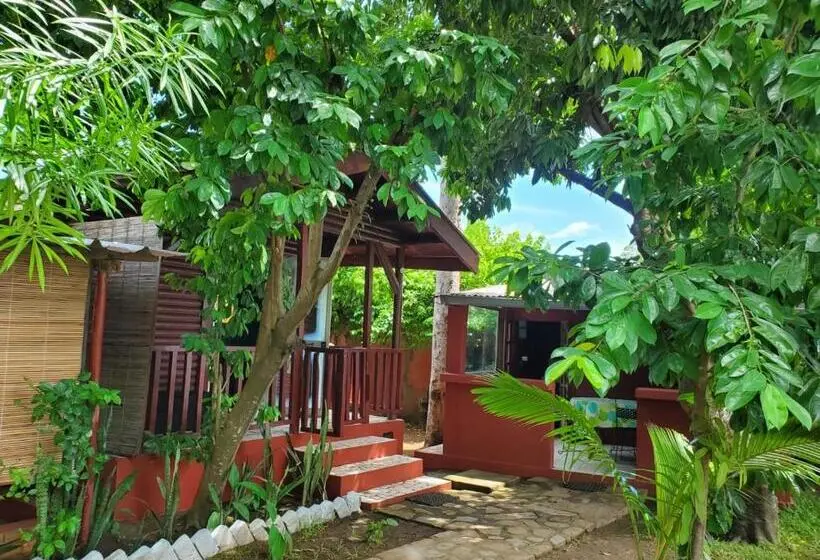 اتاق یک تخته با چشم‌انداز استخر, Bungalow Chez Mouch Nosy Be 6