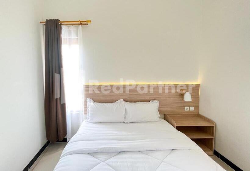 スーペリアールーム, Jenggo Riverside Mitra Reddoorz Near Kampung Inggris Pare