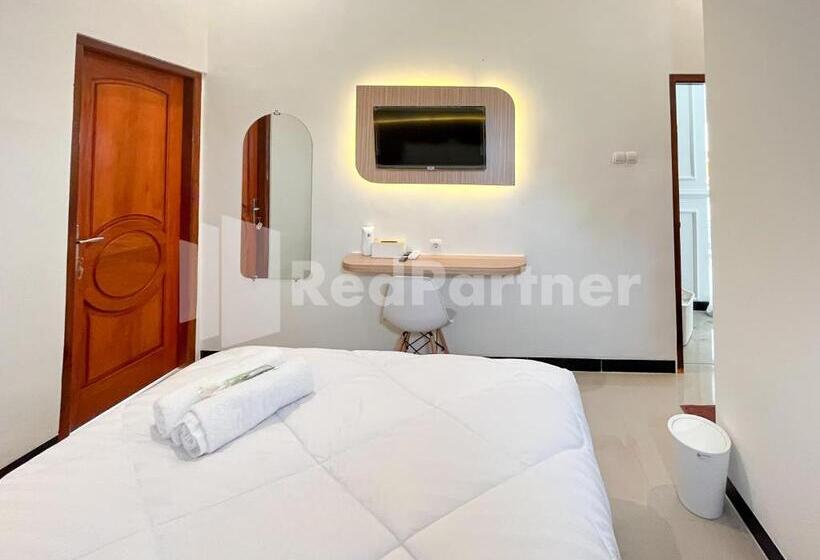 スーペリアールーム, Jenggo Riverside Mitra Reddoorz Near Kampung Inggris Pare