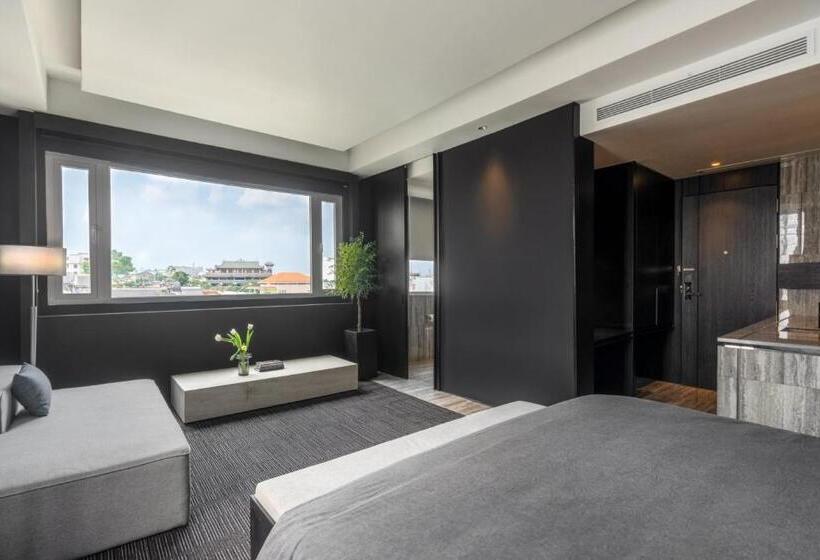 Deluxe Room King Size Bed, M Village Nguyễn Kiệm   Cosmo Airport