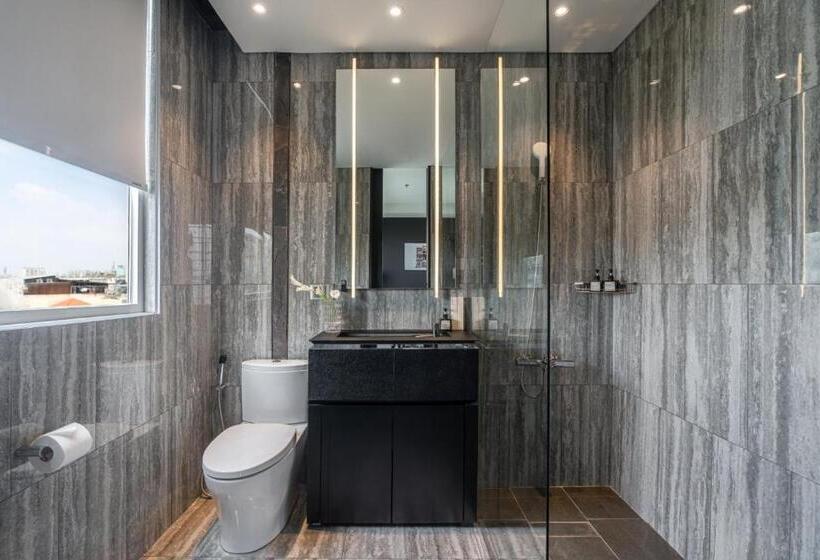 Deluxe Room King Size Bed, M Village Nguyễn Kiệm   Cosmo Airport