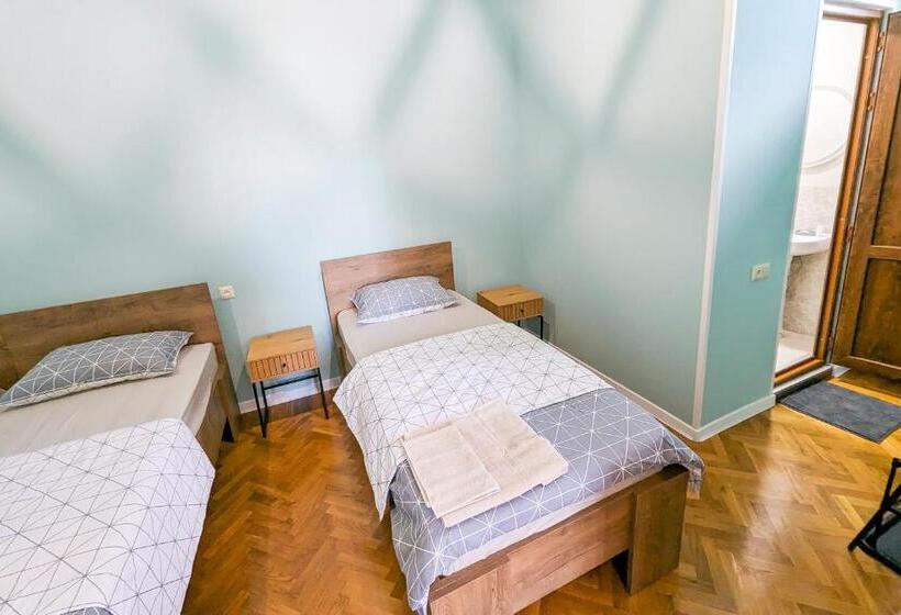 اتاق استاندارد سه نفره, Guest House Sector 30