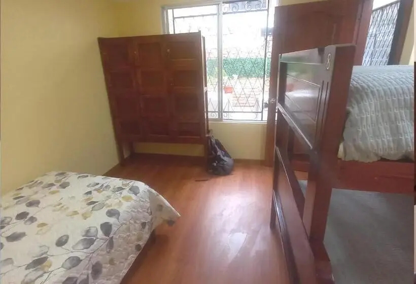Geteiltes Mehrbettzimmer, Tiki Hostel