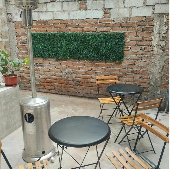 اتاق اکونومی, Tiki Hostel